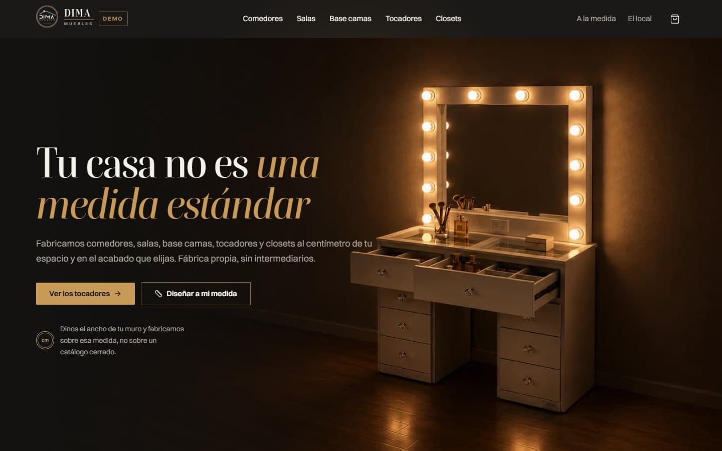 Demo de tienda de Dima Muebles: un tocador con bombillos encendidos en una sala oscura