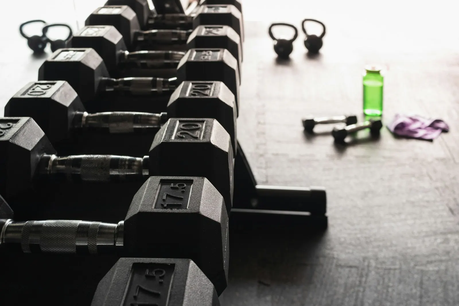 Mancuernas en el rack de un gimnasio